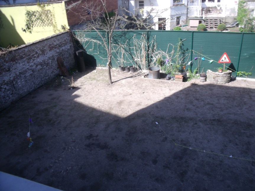 Stukje van de gemeenschappelijke tuin vanuit ons slaapkamer. Het gras is traag aan het groeien.