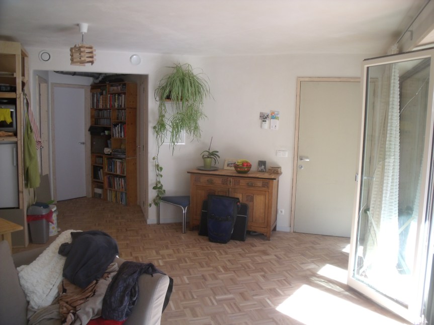 Zicht op onze privé leefruimte (let op de recup parket lamp)