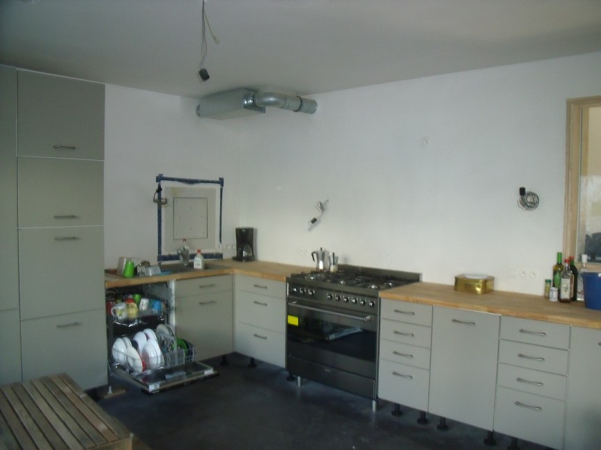 De gemeenschappelijke (tweedehands) keuken. Wie maakt de vaatwas leeg?