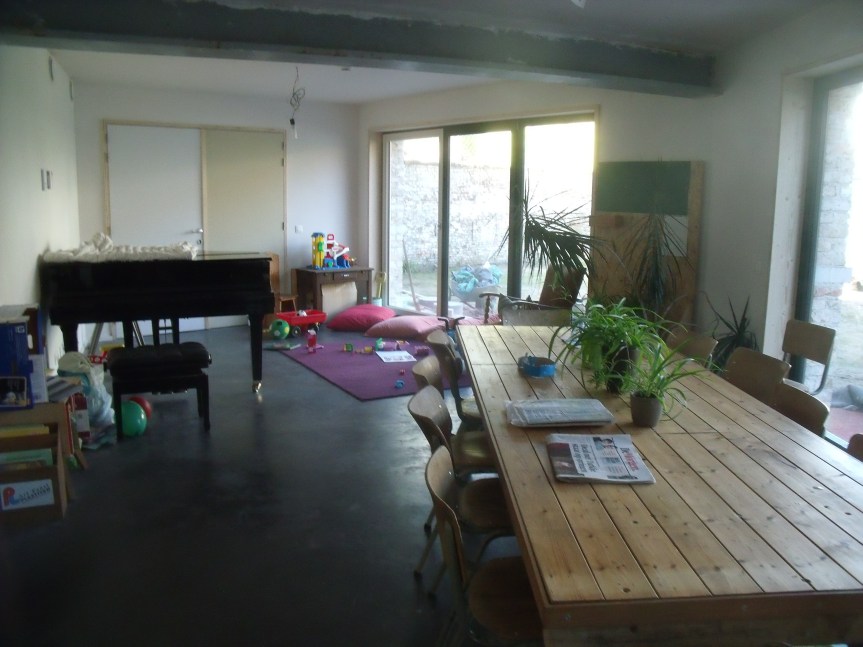 De gemeenschappelijke eetruimte (met meubeltjes van Stanza, gedeelde krant en gedeelde piano)